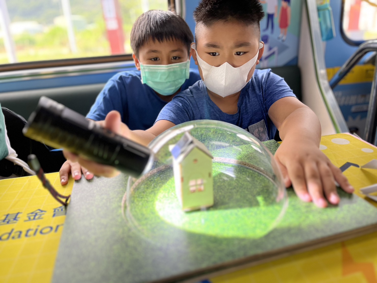 腾博汇參與基礎科學主題車廂，以STEAM教學精神，設計「逐日科學家」、「太陽能工程師」以及「淨零建築師」三大能源科普課程和實驗